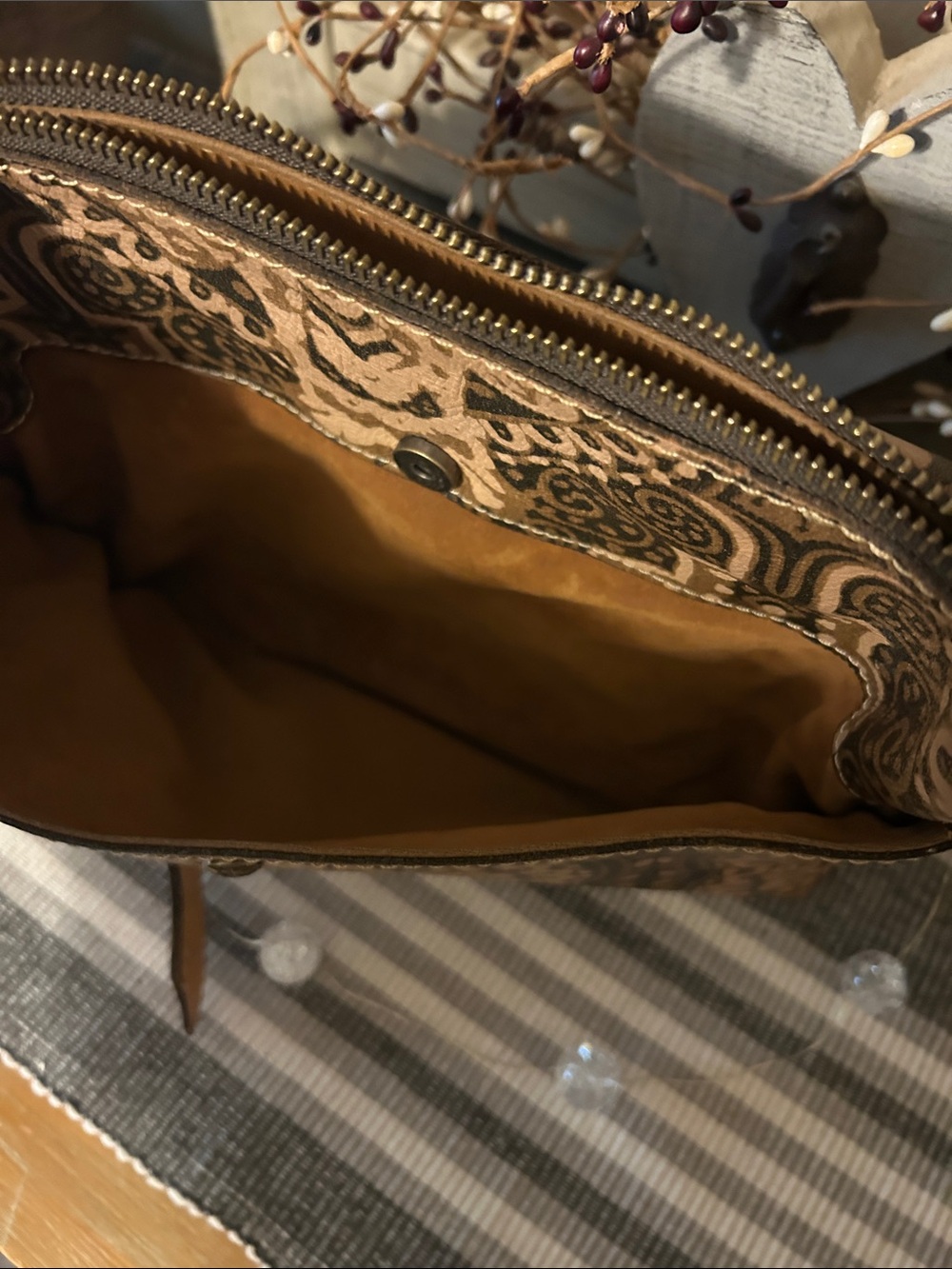 Patricia Nash Floral Crossbody in Brown and Tan - Picture 4 of 9